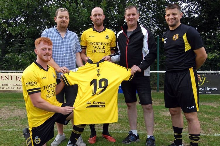 Gerwyn Williams, Chis Jones from Torrent Walk Hotel, Paul Lewis, Elfyn Davies from GL Davies a’i Fab and first team manager Rob Evans