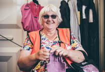 Rhian yn gwau gobaith i fabanod Affrica