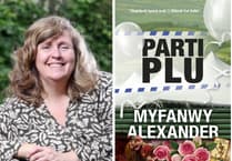 Myfanwy Alexander yn dod â Daf Dafis yn ôl i ddatrys llofruddiaeth parti plu