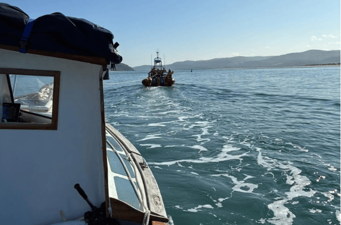 Aberdyfi RNLI tow the broken down boat
