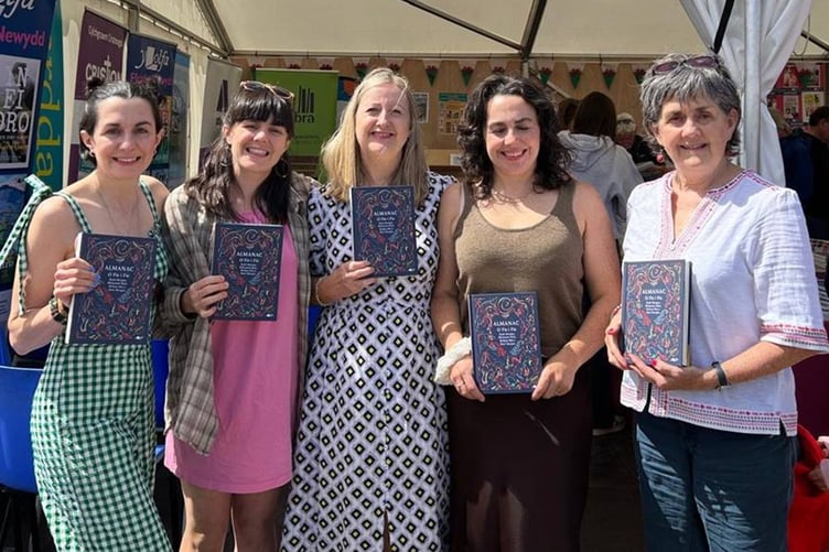 Lansiwyd yr ailgyhoeddiad ar faes Eisteddfod Genedlaethol y Garreg Las, gyda Meleri Wyn James