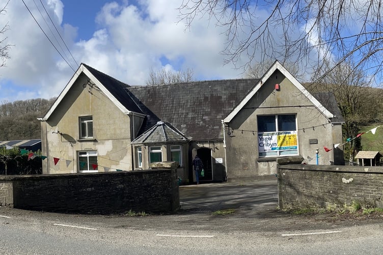 Yr hen ysgol