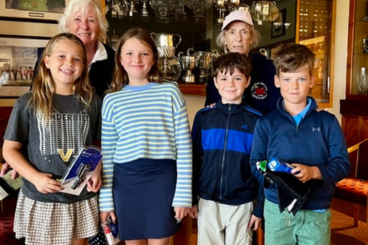 Five-hole competition contestants