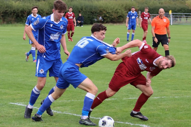 A battle for possession during Llanuwchllyn's 4-0 win against Holyhead (Photo: Gareth Charles)