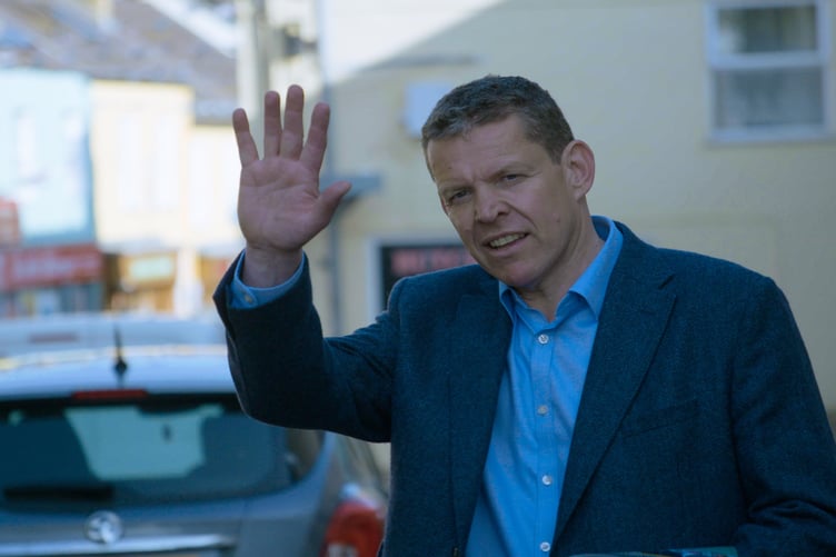 Mae Rhun ap Iorwerth yn ymddangos mewn rhaglen ddogfen bry-ar-y-wal newydd ar S4C