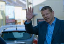 Rhun ap Iorwerth yn emosiynol wrth gofio ei fam mewn rhaglen ddogfen newydd