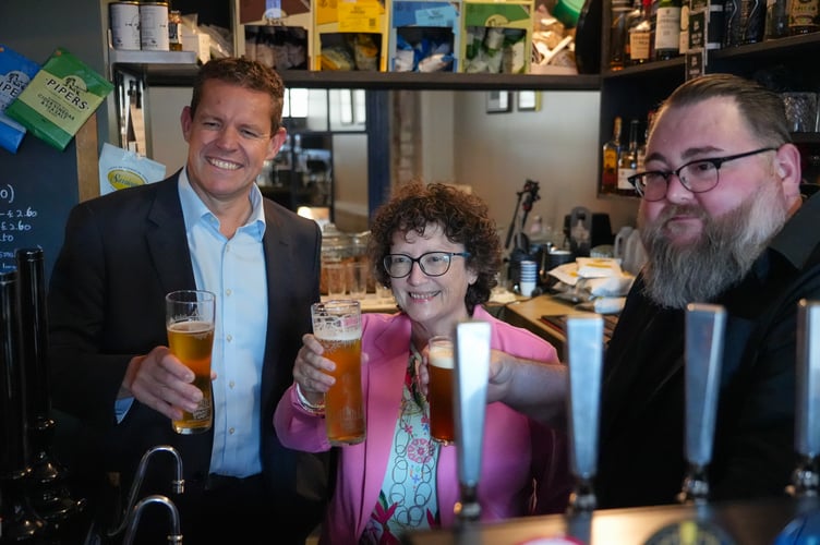 First Minister Rhun ap Iorwerth and Finance Minister Elin Jones at the Radyr Tap with owner Phil Newbould