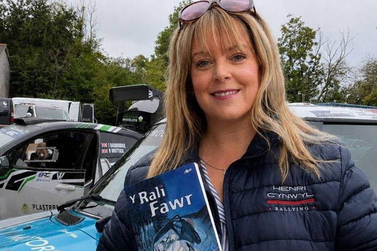 Anwen Francis gyda copi o'i nofel Y Rali Fawr