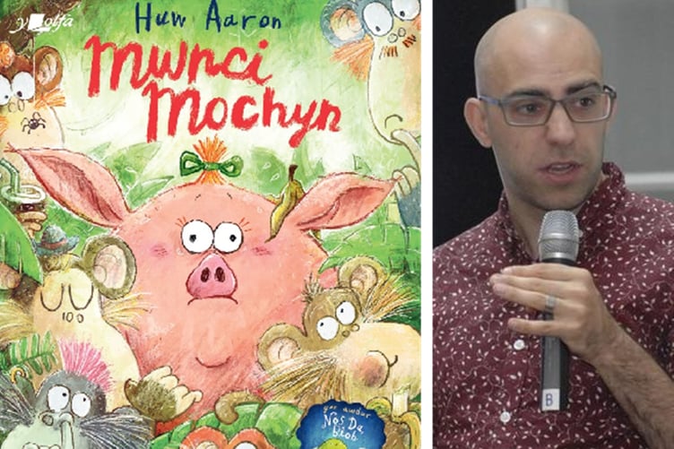 Huw Aaron a'i lyfr newydd i blant Mwnci Mochyn