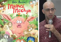 Huw Aaron yn galw am ddychwelyd at lyfrau
