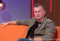 Nigel Owens i drawsnewid bywydau drwy’r fferm ar S4C