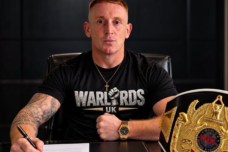 Sean Gorman puts pen to paper on his Warlords UK contract