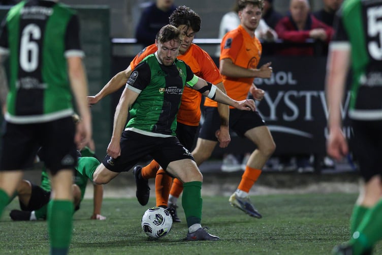 ABERYSTWYTH, WALES - 25 SEPTEMBER 2026:
Liam Walsh of Aberystwyth Town crosses the ball during the 2026/27 Novira Cymru South fixture between Aberystwyth Town & Pure Swansea at Park Avenue, Aberystwyth, Wales (Pic by Gruffydd Thomas/FAW)