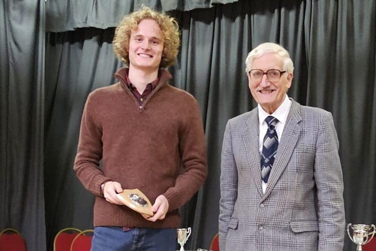 Ioan Joshua Mabbutt o Lanbadarn, Aberystwyth yn derbyn ei wobr gan Hywel Davies, Cadeirydd Eisteddfod Llanwrtyd