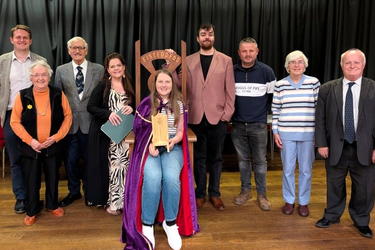 Cadeirio’r Bardd Buddugol: (o’r chwith): David Chadwick AS; Susan Price; Hywel Davies; Jessica Robinson; Llinos Dafydd; Daniel O’Callaghan; Delyth Jones; Iwan Wyn Price; Jonathan Morgan