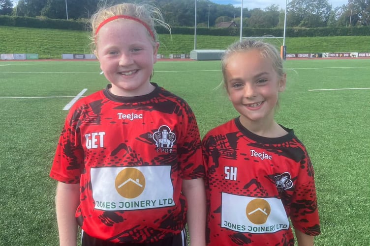Pwllheli under-9s girls players Gwawr and Saffi