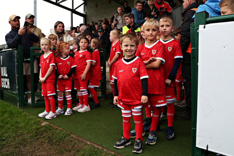 CAERNARFON, GWYNEDD, WALES - 6th OCTOBER 2026 - Mascots before Cymru U21s vs Austria U21s in Round 8 of the Euro U21 Qualification Group I at The Oval, Caernarfon (Pic by Sam Eaden/FAW)