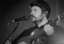 Yr albwm arobryn nad oedd Dafydd Owain wedi bwriadu ysgrifennu