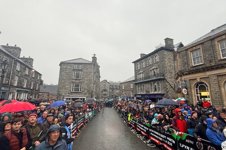 Crowd in dolgellau