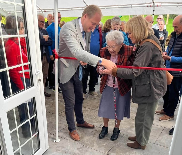 Ben Lake cuts Cilcennin Cyntaf ribbon