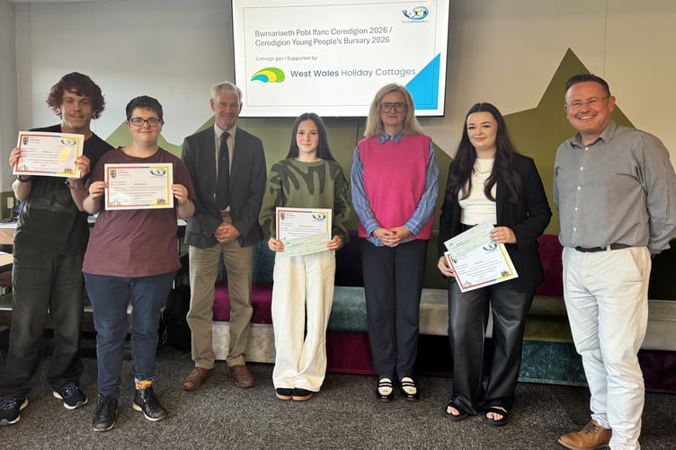 Ch-Dd) Dyfan Hunt a Siani McDowell, Aelodau Panel Ieuenctid ‘Dewis’; Cynghorydd Wyn Thomas, Aelod Cabinet ar gyfer Ysgolion, Dysgu Gydol Oes a Sgiliau; Martha Silvestri-Jones, Enillydd Bwrsariaeth 2026; Lisa Stopher, Cyfarwyddwr, West Wales Holiday Cottages; Chloe Jones, Enillydd Bwrsariaeth 2026; Greg Jones, Swyddog Arweiniol Corfforaethol Porth Cymorth Cynnar, Cyngor Sir Ceredigion.