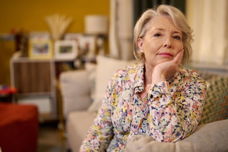 Mae’r actor Nia Caron wedi portreadu Anita yn Pobol y Cwm ers 27 mlynedd