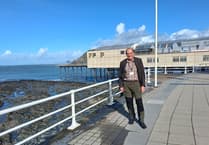 Dysgwr yn dychwelyd i Aberystwyth ar ôl 50 mlynedd i astudio Cymraeg