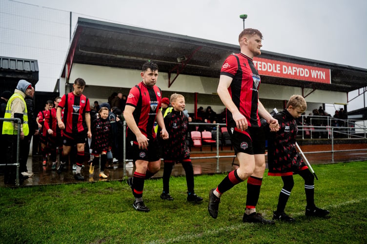 Port players coming onto pitch with U10s